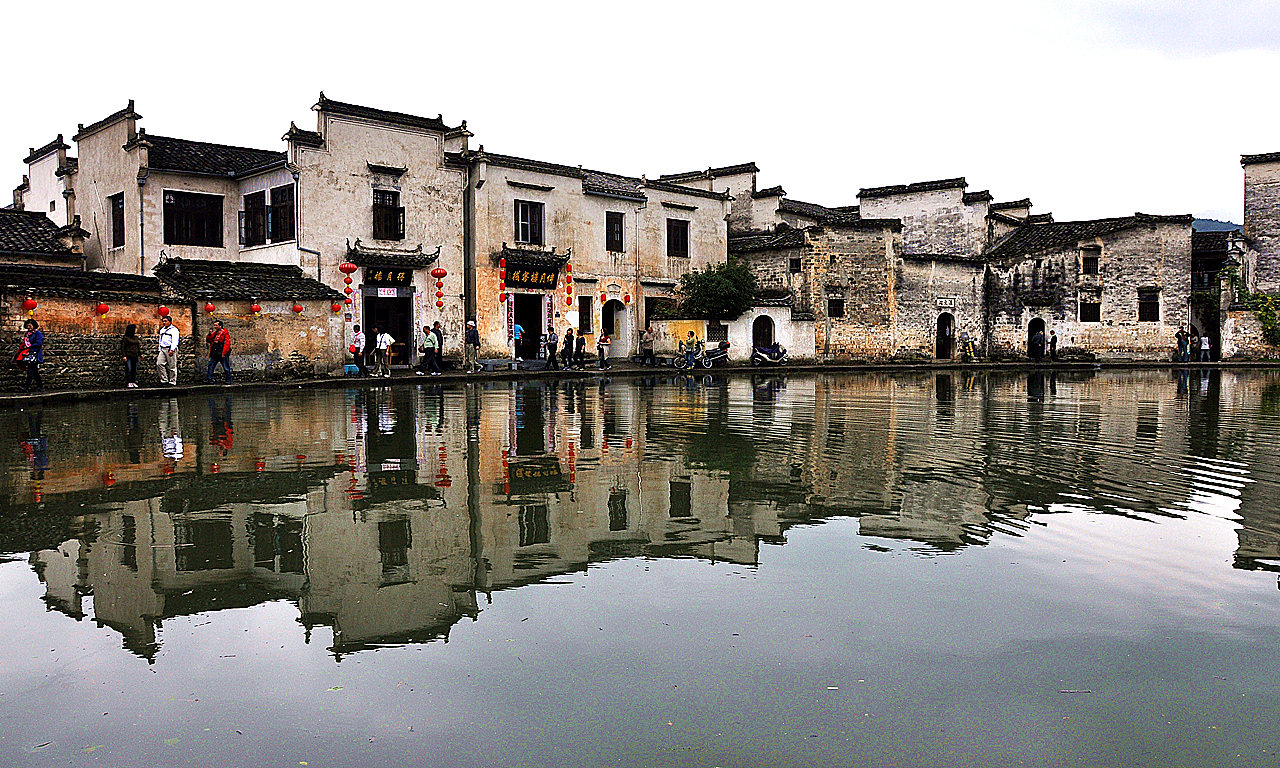 拍照时雨稀稀拉拉刚下过,宏村建筑倒影更显宏村的美丽,更显古徽州建筑