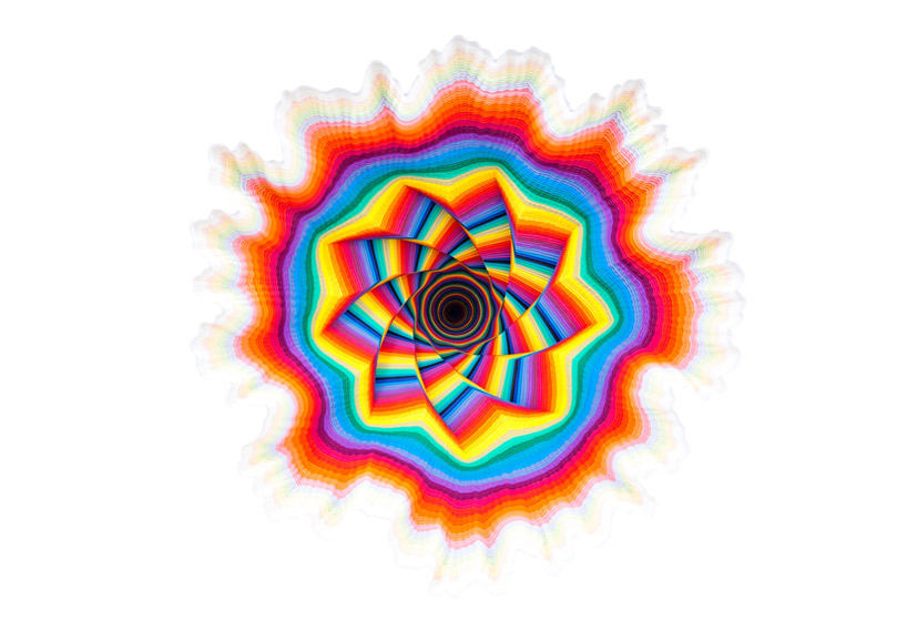 她对于自然微观世界,数学等反应的韵律和节奏很感兴趣,用五光十色的