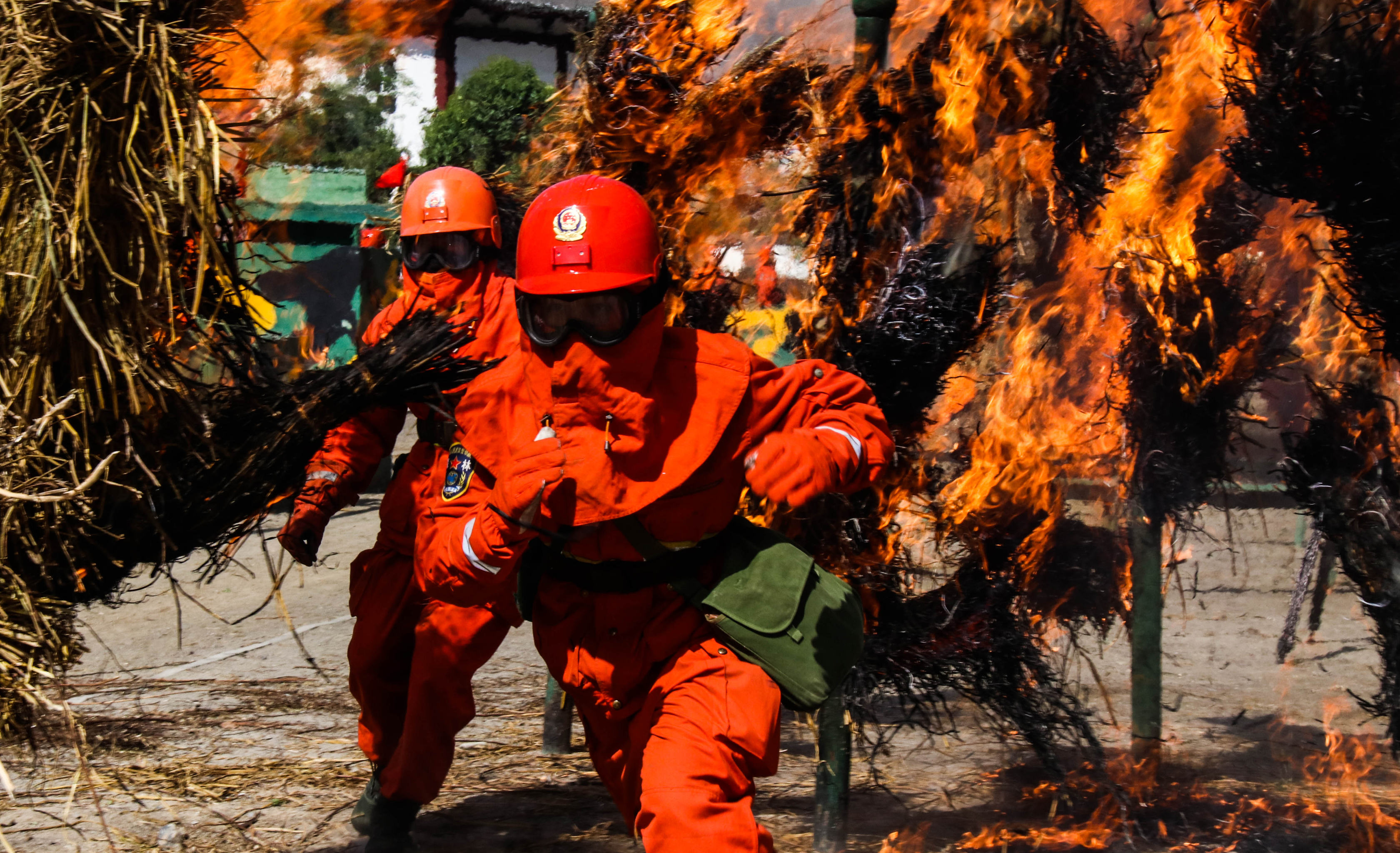 甘肃陇南:武警森林官兵火海练功