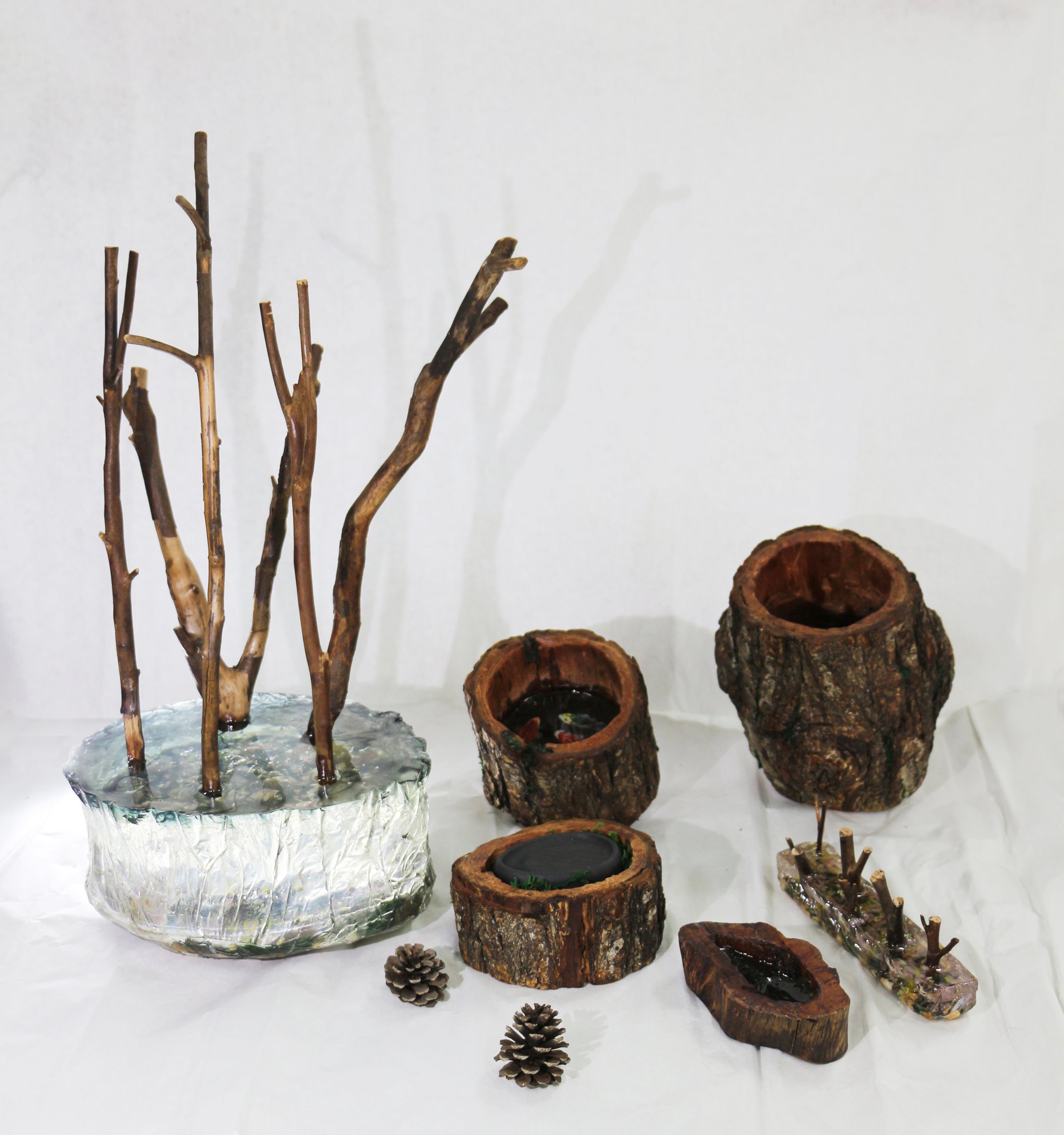 设计思路:产品利用枯木设计制作成笔架,笔洗,笔筒,镇纸笔架两用等一