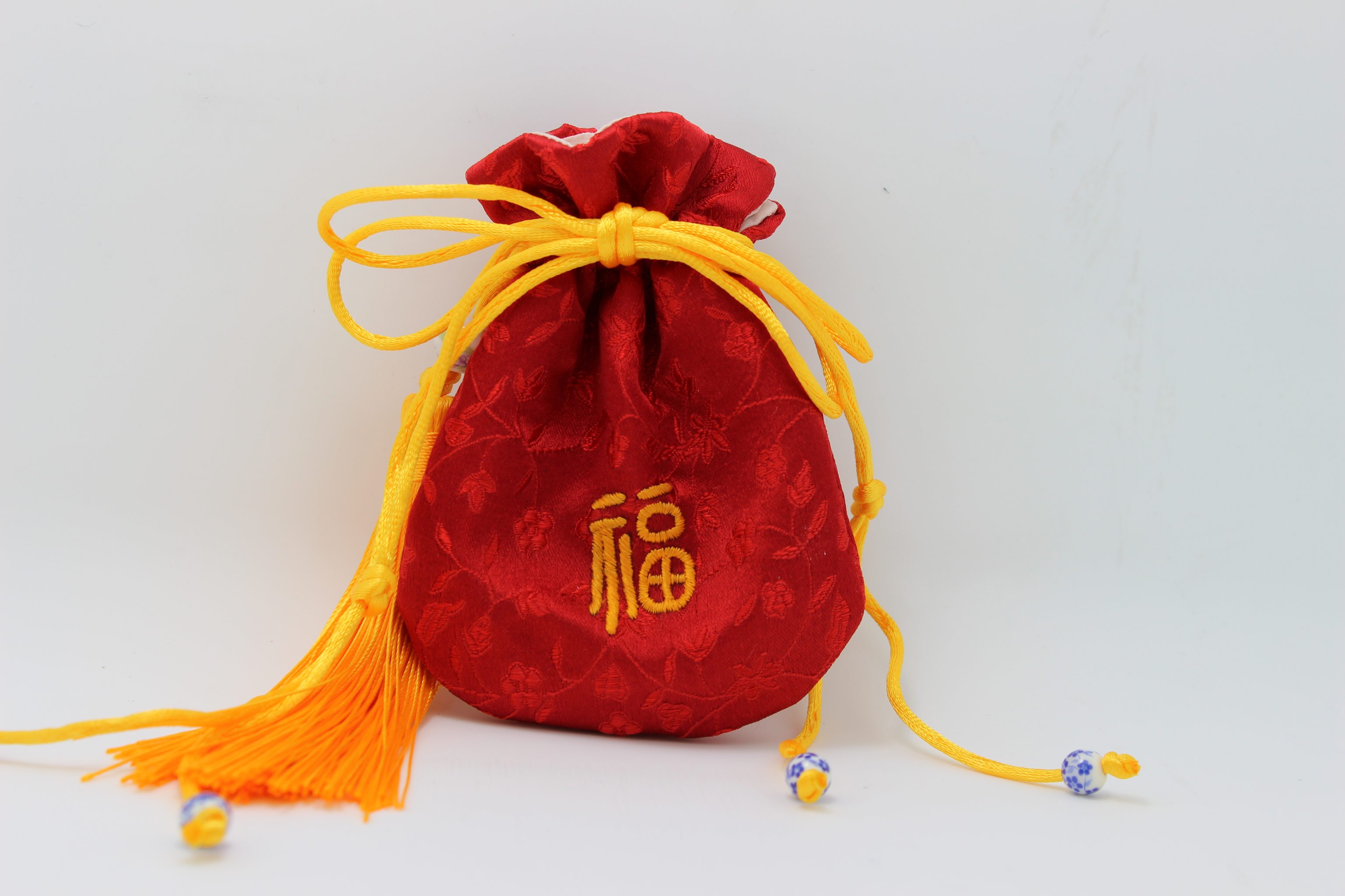 为新疆客户定制的一枚大红色刺绣荷包