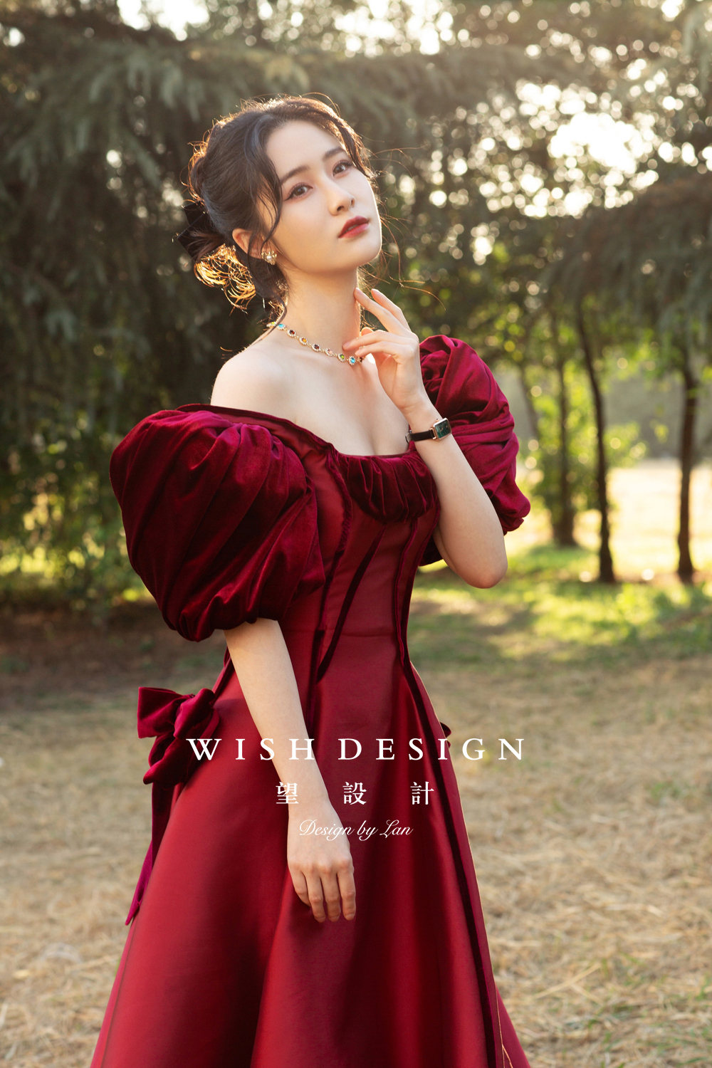 在逃公主梁田,身着婚纱设计师兰奕2021童话红礼服