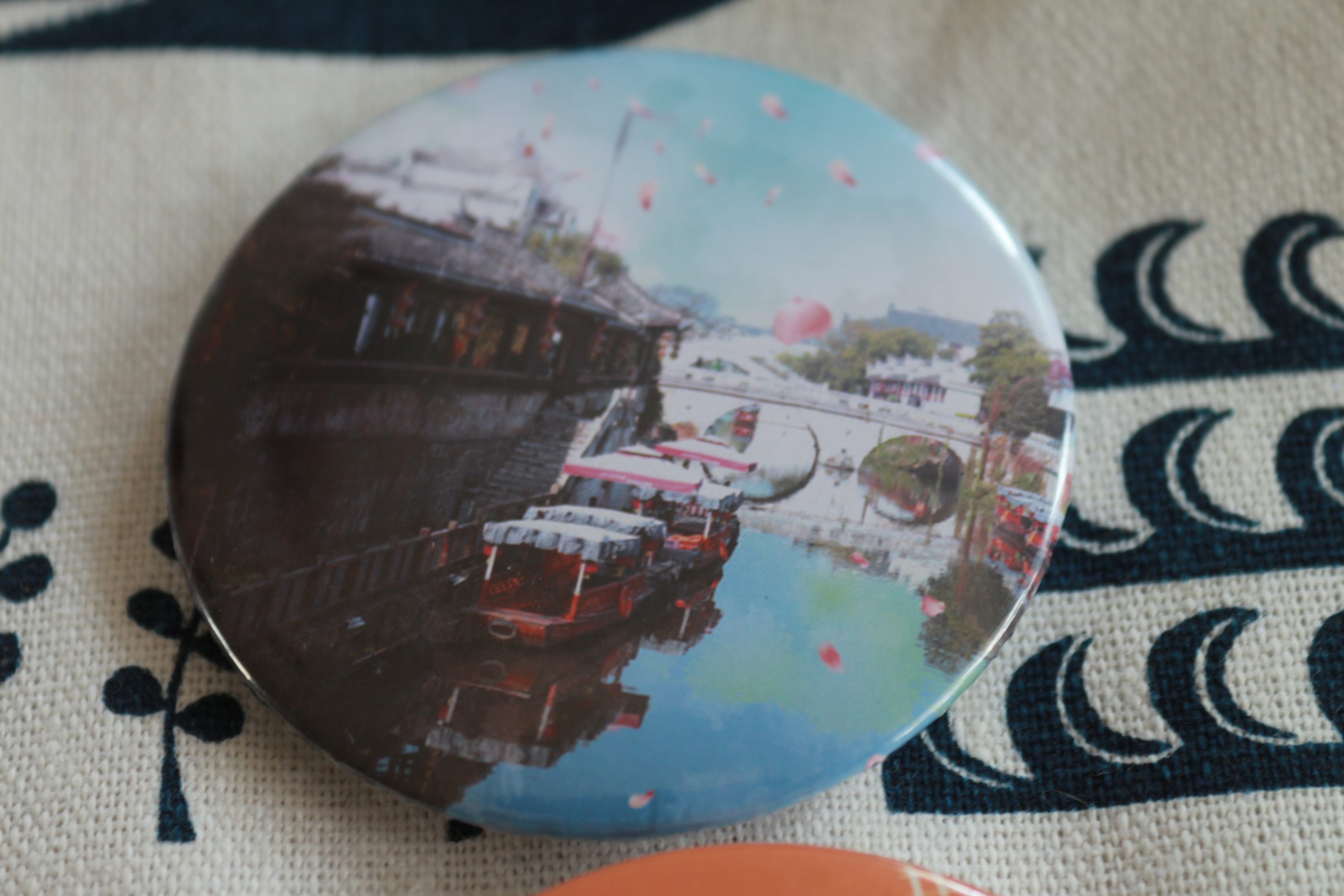 三河古镇纪念版马口铁徽章 - 拾忆概念书店 - 原创作品 - 视觉中国