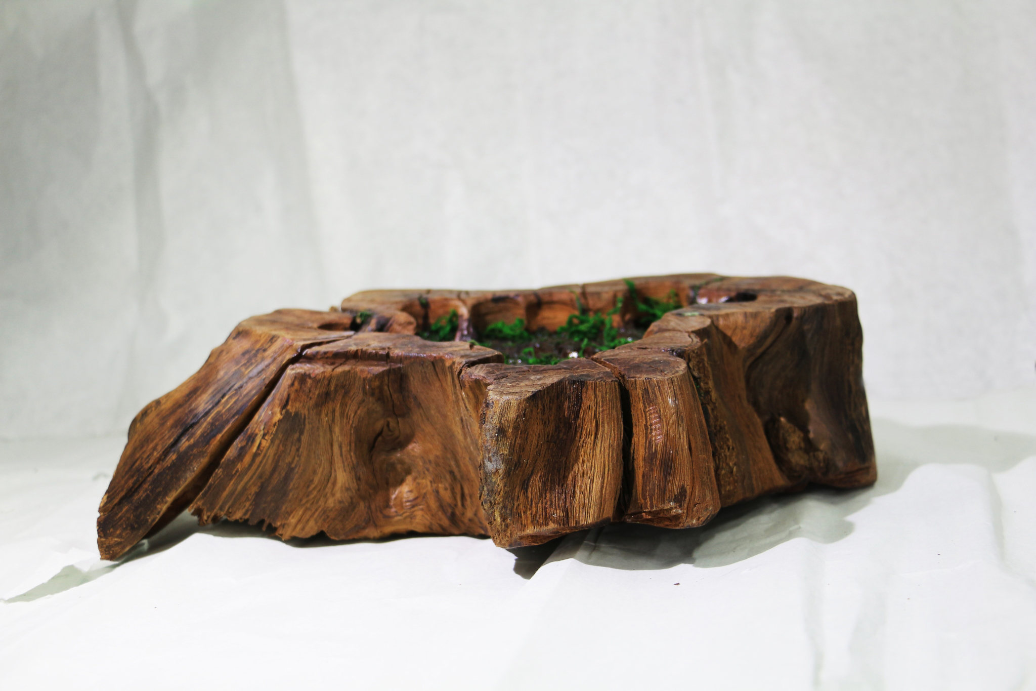 设计思路:产品利用枯木设计制作成笔架,笔洗,笔筒,镇纸笔架两用等一