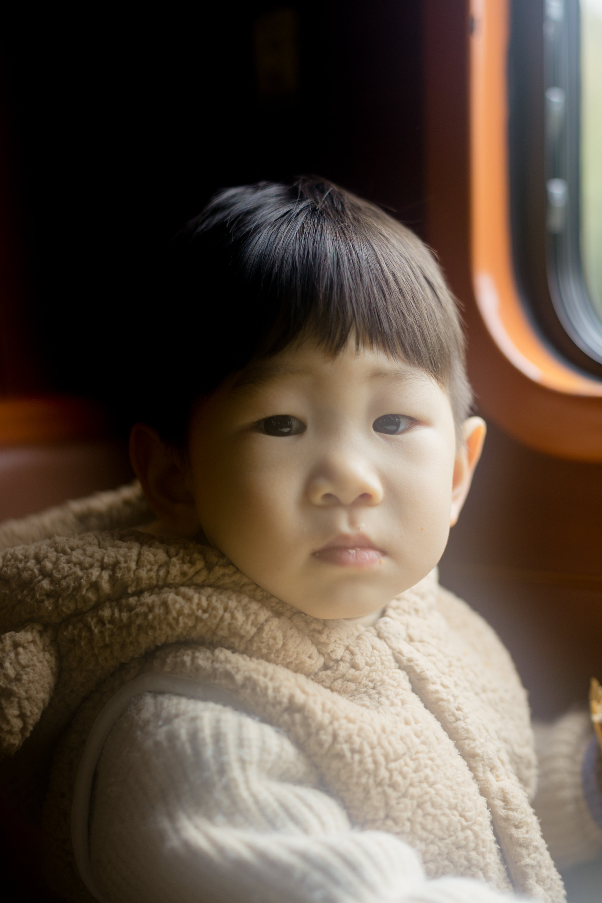 忧郁的小男孩,牵着外婆和妈妈的手,乖乖巧巧.