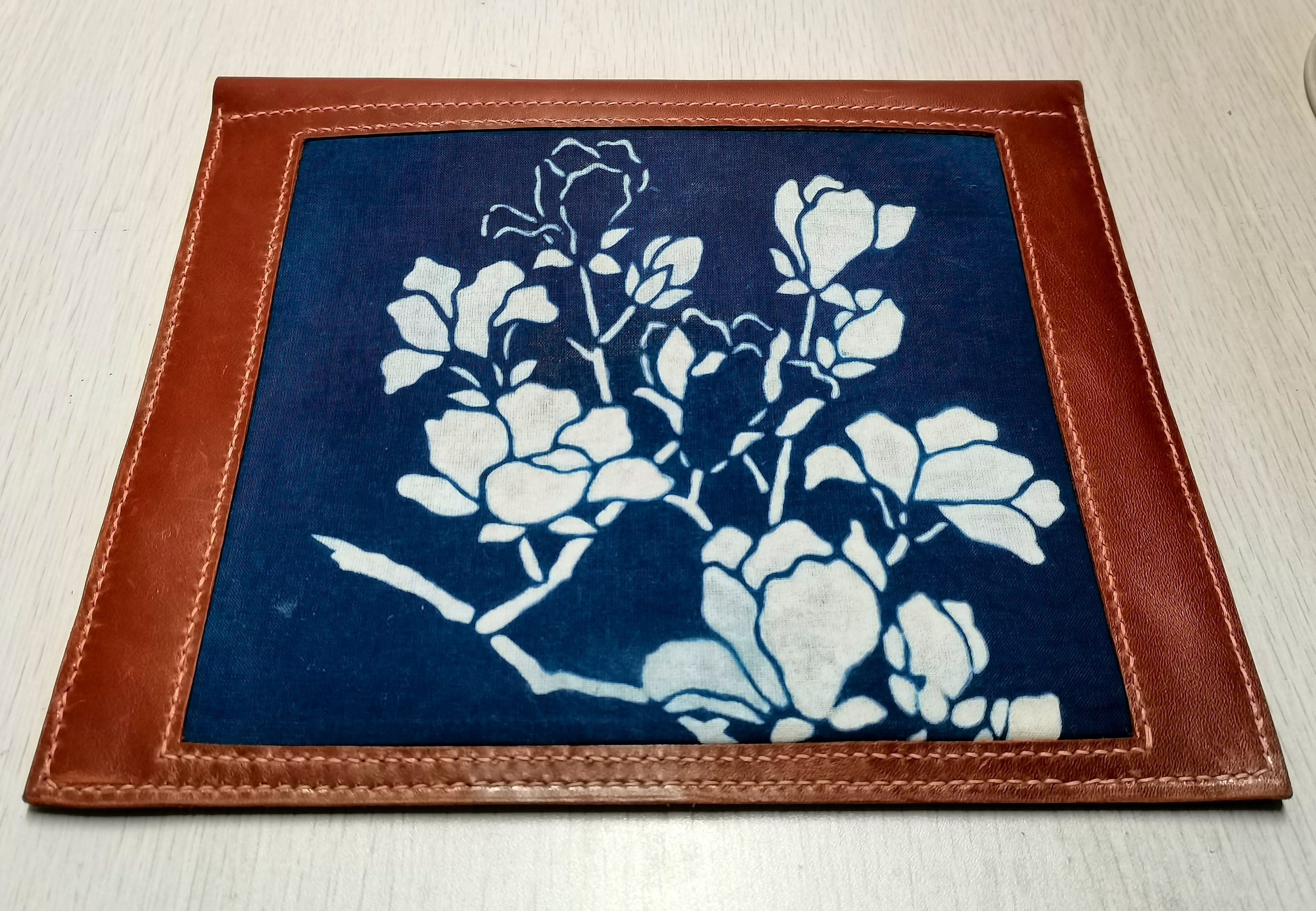 非遗与时尚结合的蜡染玉兰ipad包