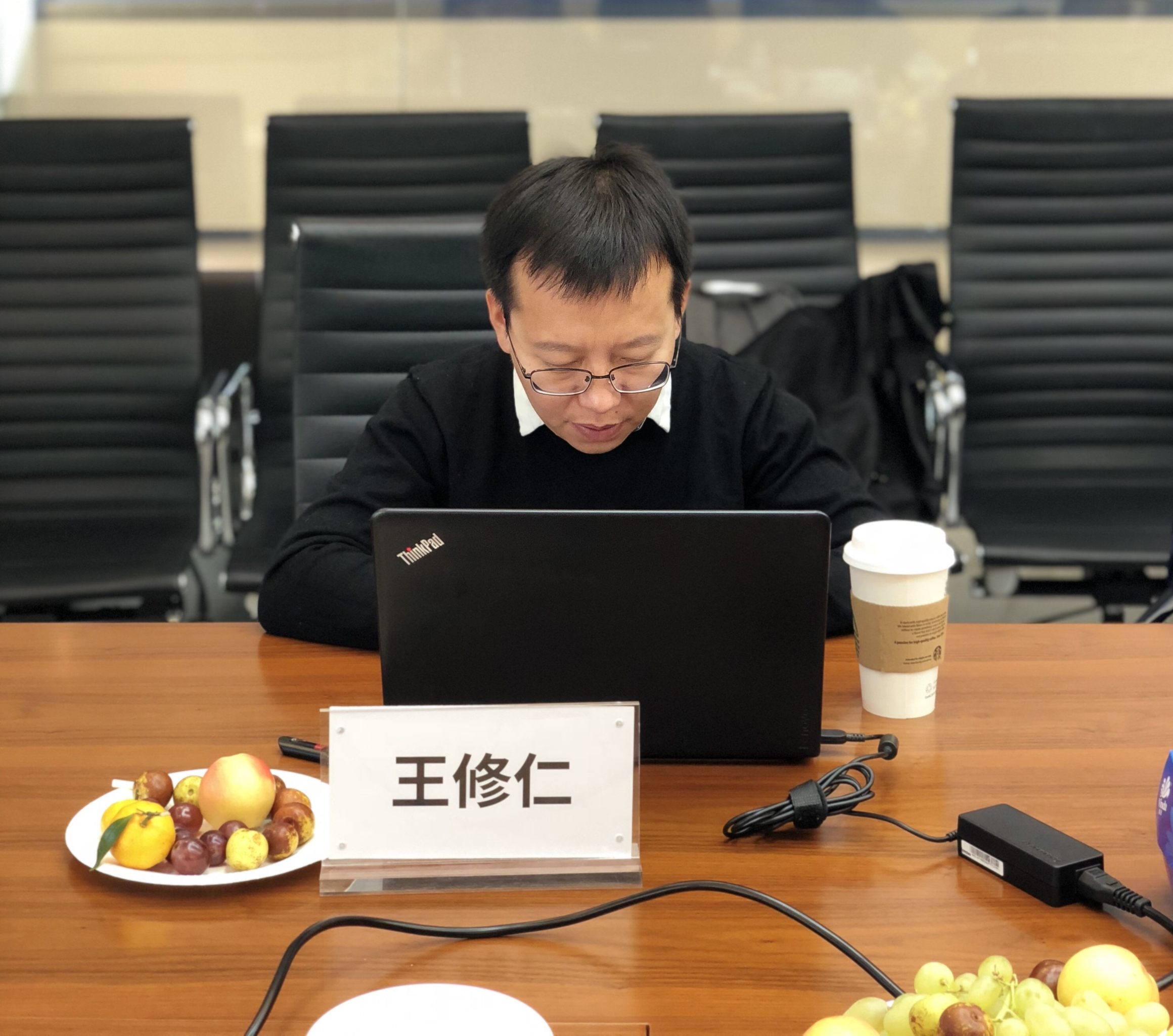 大赛组委会王修仁(左)与李一舟(右)