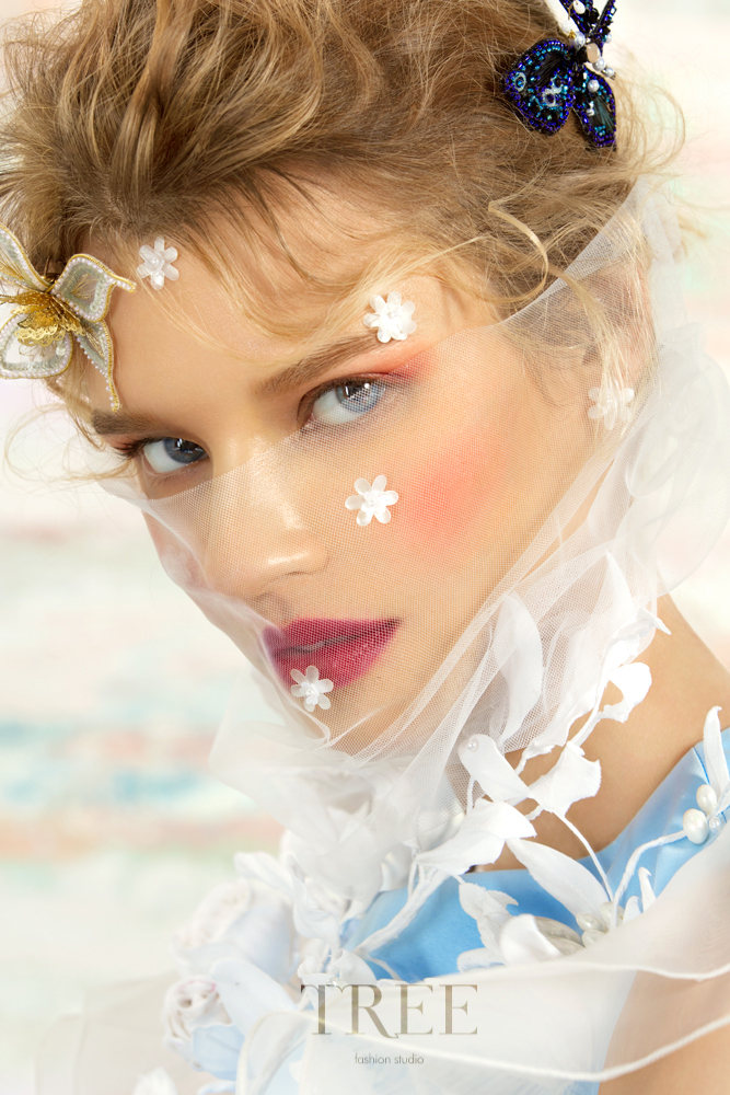 皮肤质感的同时加重眼影,腮红和嘴唇的色彩,带动整体妆容造型的质感