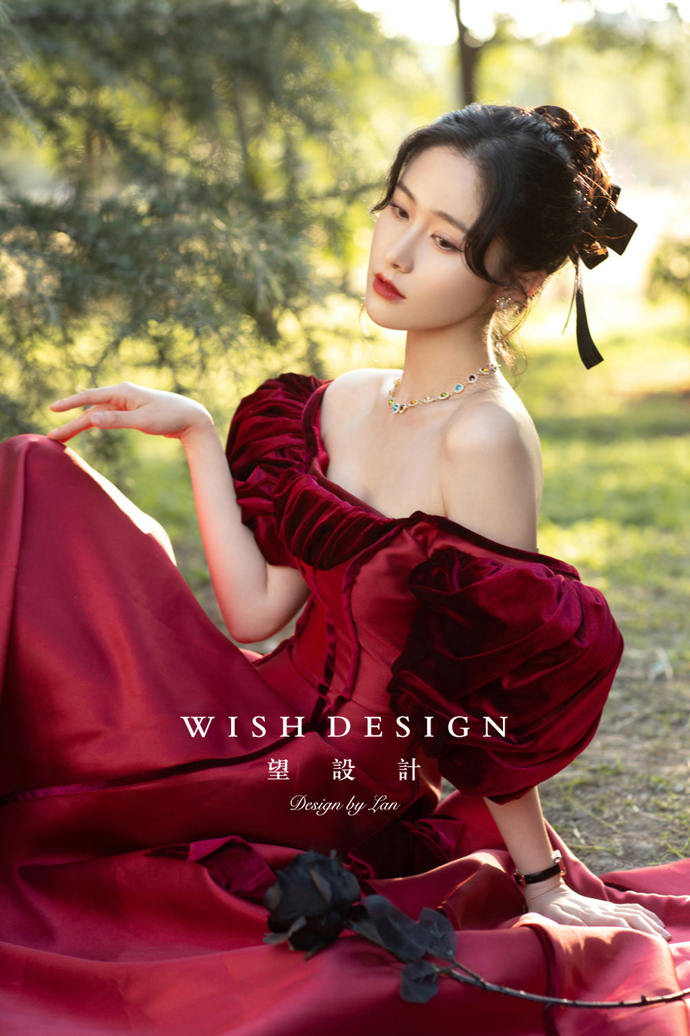 在逃公主梁田,身着婚纱设计师兰奕2021童话红礼服