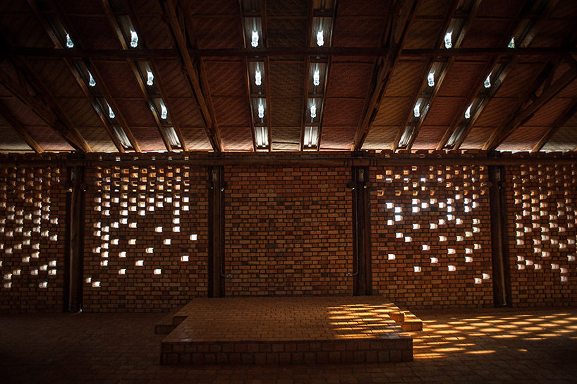 砖砌空洞将光线引入室内