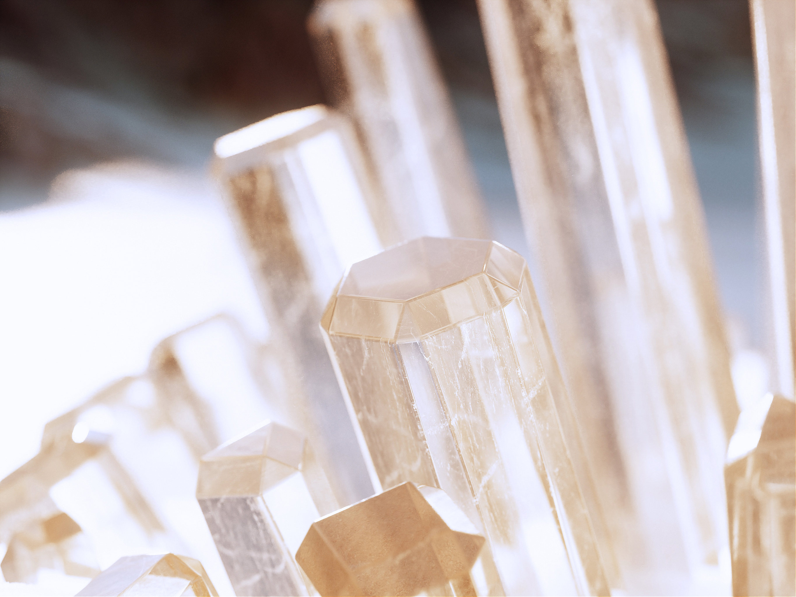 白色细沙中生长的一簇透明水晶